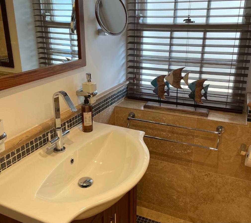 Stunning 2-Bed-2Bath Apt In Whitby With Parking公寓 外观 照片